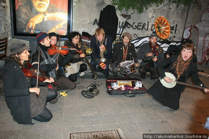вот так вот запросто на ночных улицах в Бейоглу распевают джаз-банды из Нового Орлеана Стамбул, Турция
