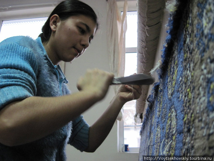 Узелки (их которых, собственно, и состоят все ковры) делаются вручную. После прохождения подной строчки узелков — они подбиваются опять же вручную специальной металической гребенкой. Самарканд, Узбекистан