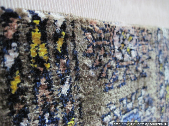 Поэтому настоящие шелковые ковры — они немного неровные. Если провести по их лицевой стороне рукой. Самарканд, Узбекистан
