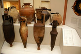 Очень много древнегреческих ваз и амфор