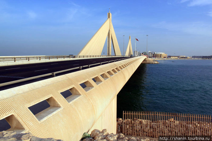 Новый мост на дроге из аэропорта в центр города Манама-сити Манама, Бахрейн