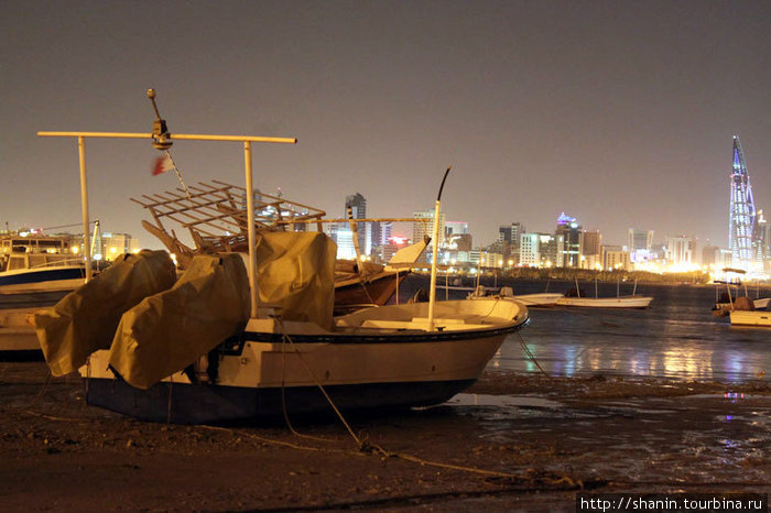 Рыбацкие лодки на берегу и Манама-сити Манама, Бахрейн