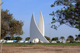 Памятник на берегу пролива