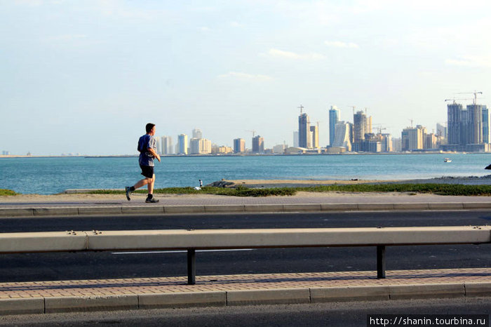 Пробежка по берегу моря Манама, Бахрейн