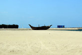Лодка на берегу. В другом месте такая широкая полоса песка на берегу была бы пляжем. Но не в Бахрейне!