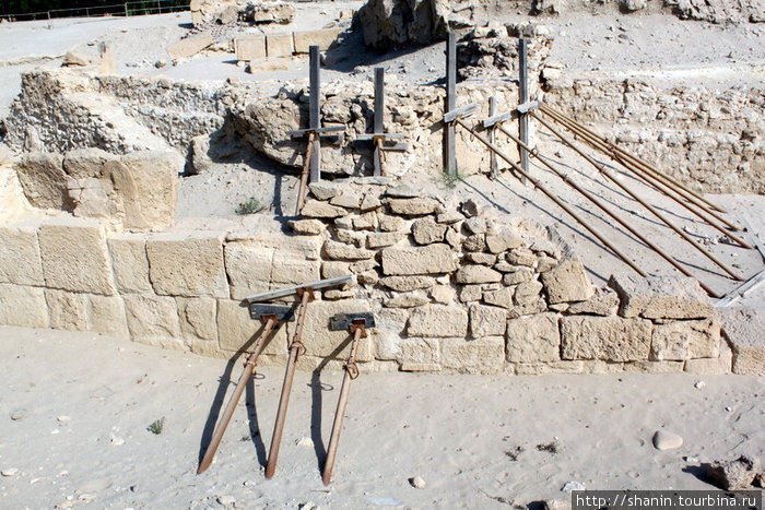 Руины храма поддерживают распорками Манама, Бахрейн