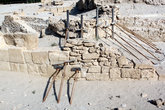 Руины храма поддерживают распорками