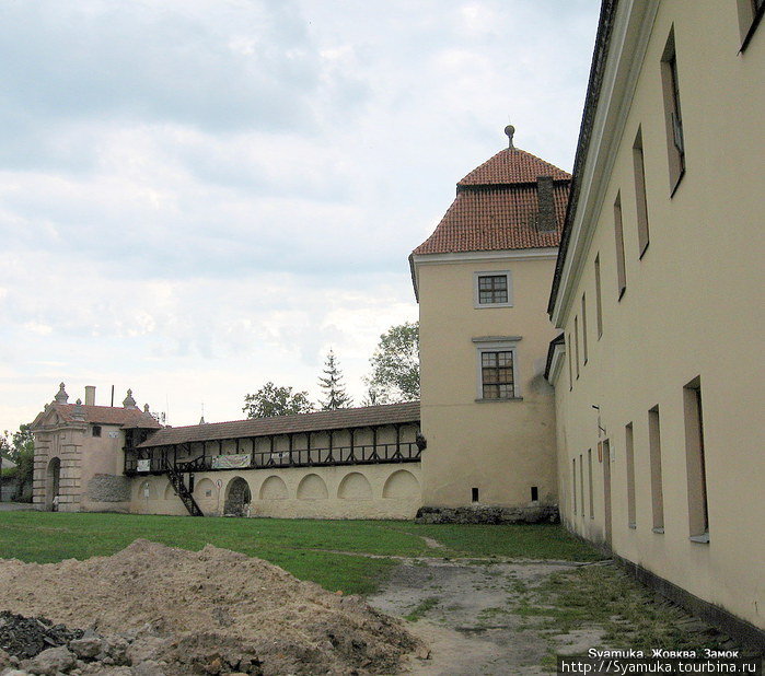 Оборонительная стена между башней замка и Зверинецкими воротами. Жолква, Украина