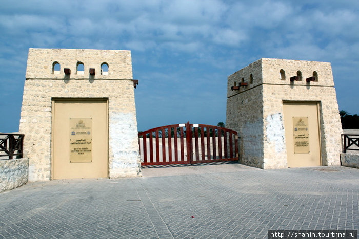 Запасной вход. Центральный вход с противоположной стороны. Манама, Бахрейн