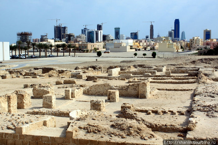 Вид на руины и город Манама-сити Манама, Бахрейн