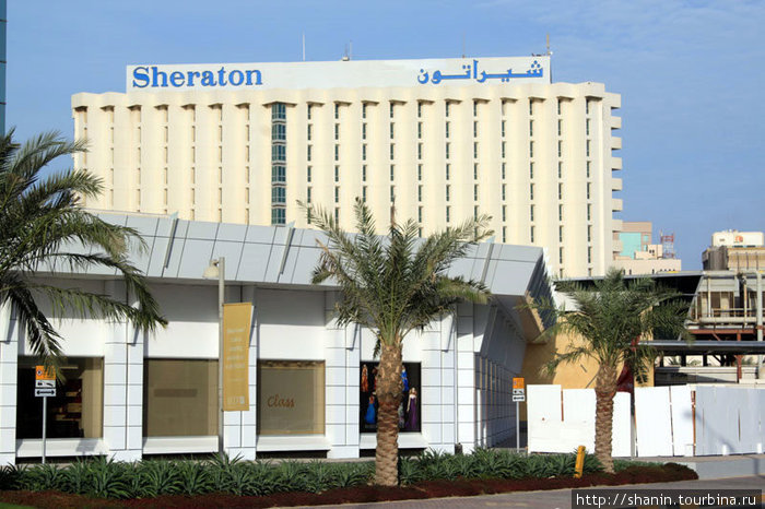 Гостиница Шератон на фоне новых небоскребов выглядит очень скромно Манама, Бахрейн