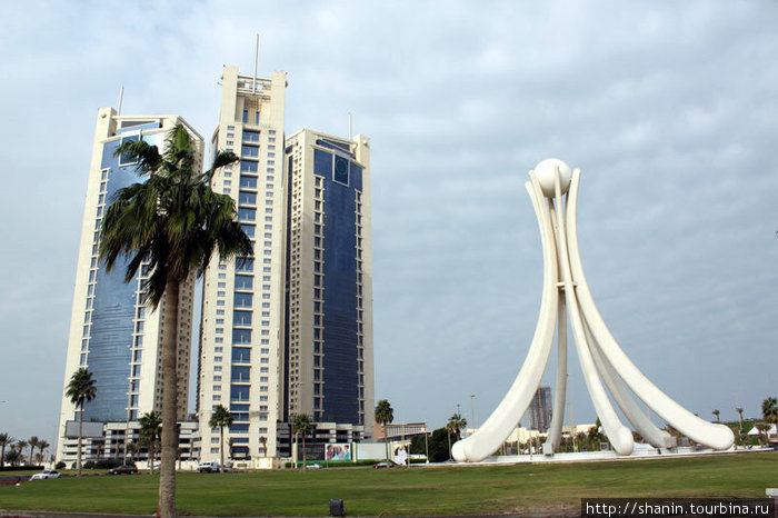 Памятник жемчужине (до нефти жемчуг был главным экспортным товаром страны). Манама, Бахрейн