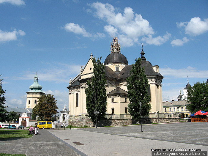 Костел Святого Лаврентия и его колокольня. Жолква, Украина