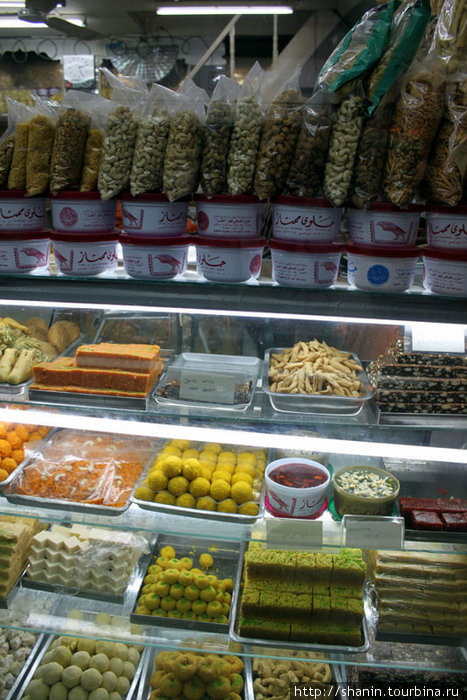 Сладости в магазине Манама, Бахрейн