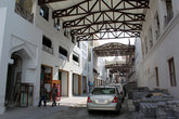 Улочка в центре Старого города в процессе реставрации и ремонта