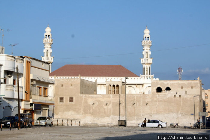Дом шейха и мечеть с минаретами Манама, Бахрейн