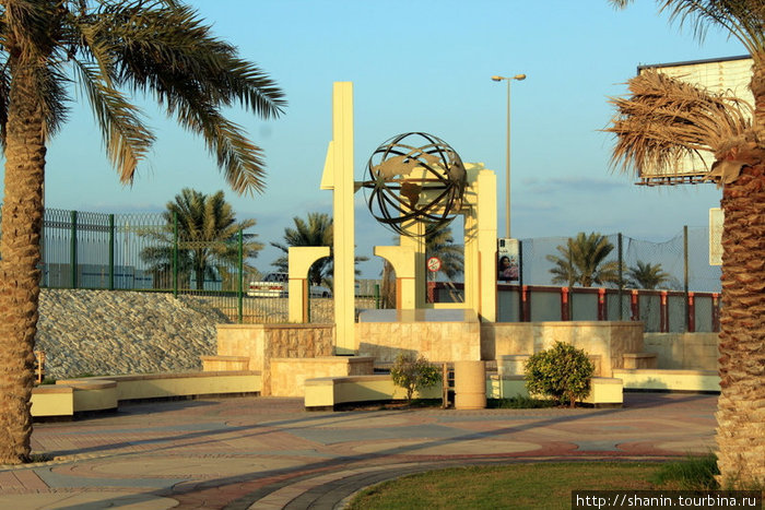 Скульптура в парке Манама, Бахрейн