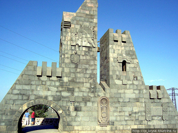 Ворота при въезде в город Горис, Армения