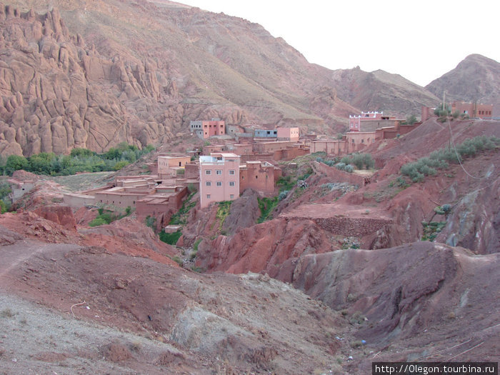 Под скалой деревня Бульман, Марокко