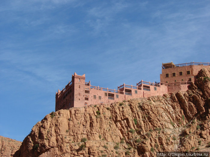 Замок на обрыве скалы Бульман, Марокко