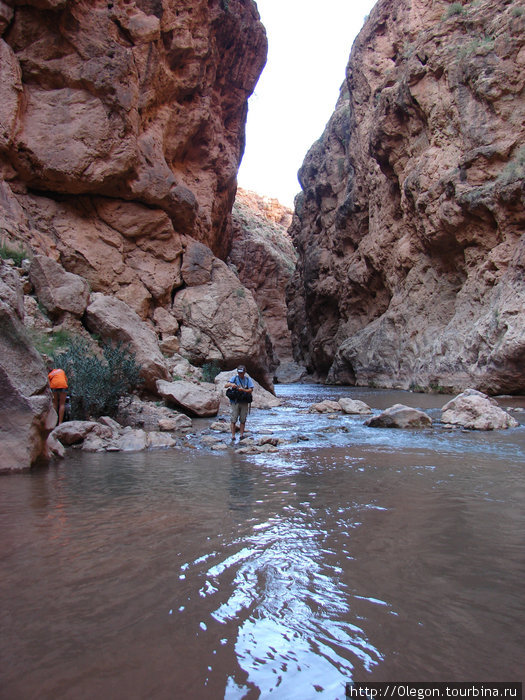 Теснины ущелья настолько узкие, что в некоторых местах приходится идти по пояс в воде Бульман, Марокко
