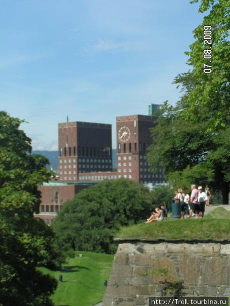 Фрагмент стены с видом на ратушу Осло, Норвегия