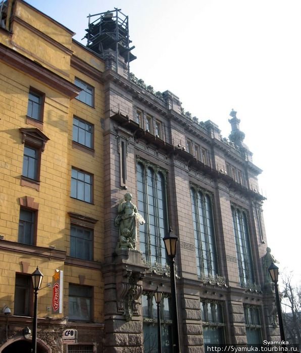 Дом (желтый), на карнизе которого  живет КОТ ЕЛИСЕЙ. Санкт-Петербург, Россия