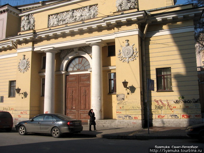 Дом на Итальянской улице. На него одним концом выходит Малая Садовая улица. Санкт-Петербург, Россия