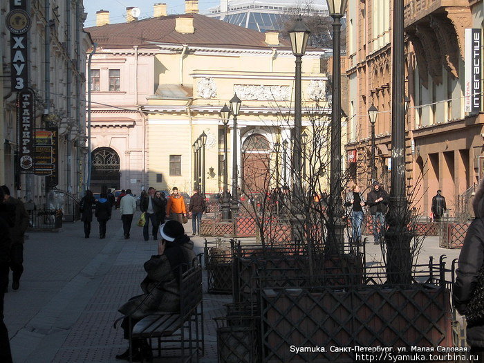 Малая Садовая улица, проложенная между Невским проспектом и Итальянской улицей в середине 18 века, является самой короткой в Санкт-Петербурге — ее длина составляет всего 179 метров. Санкт-Петербург, Россия
