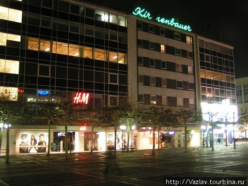 Магазины выстроились в линию Франкфурт-на-Майне, Германия