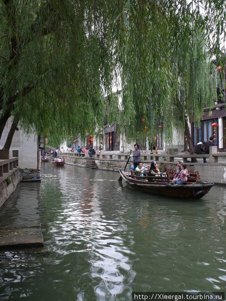 Характерной особенностью городков Цзяннани являются каналы, по сути, заменявшие в те тяжёлые времена дороги. Чжоучжуан, Китай