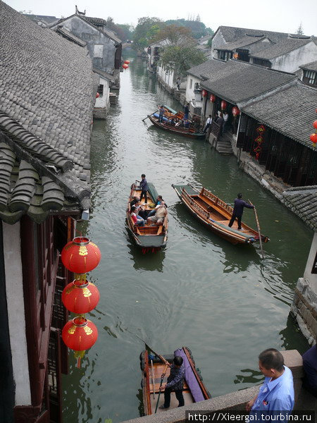 Катание на лодке стоит 100 юаней с лодки. Катают круг и вывозят к выходу. Ночью кататься прикольнее. Чжоучжуан, Китай