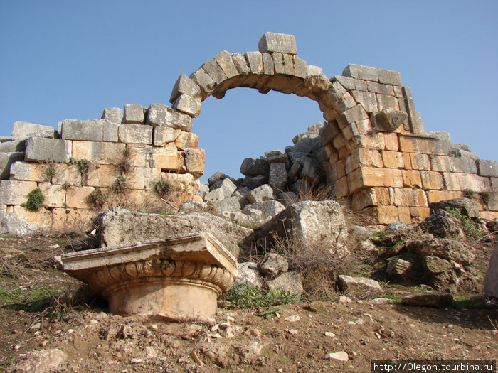 Центральный вход в город Афамия, Сирия