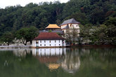 Храм Зуба стоит на берегу искусственного озера