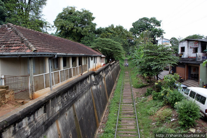 Железная дорога проходит через город в сторону Матале Канди, Шри-Ланка