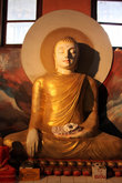 Будда примерно в человеческий рост под гигантской статуей Будды
