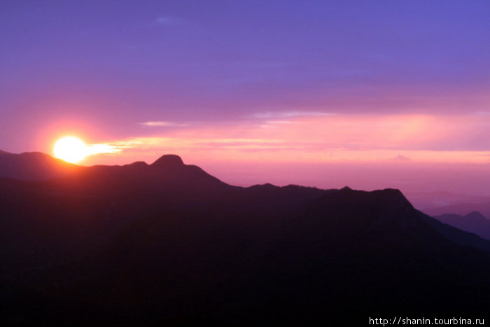 Восход солнца — вид с горы Пик Адама Шри Пада Пик (Пик Адама 2243м)  заповедник дикой природы, Шри-Ланка