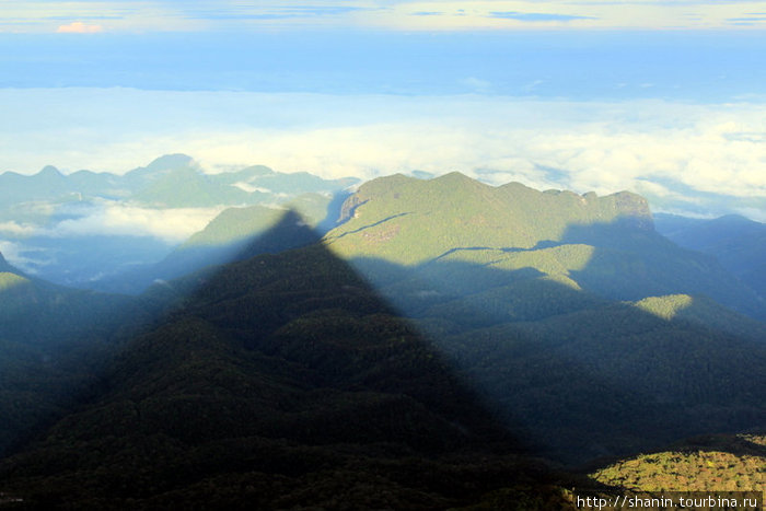 Тень от Пика Адама Шри Пада Пик (Пик Адама 2243м)  заповедник дикой природы, Шри-Ланка