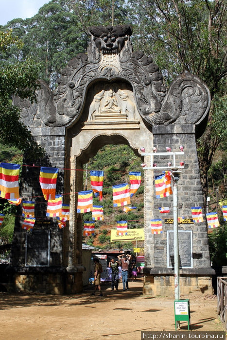 Ворота и флаги Шри Пада Пик (Пик Адама 2243м)  заповедник дикой природы, Шри-Ланка