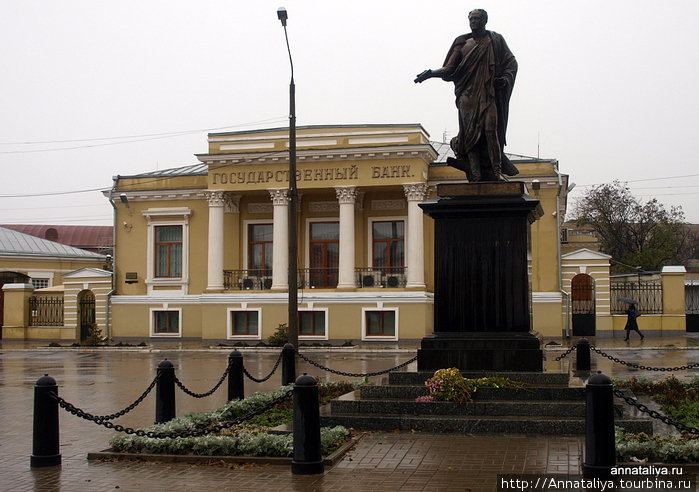 Памятник Александру Первому на одной из площадей города. Таганрог, Россия