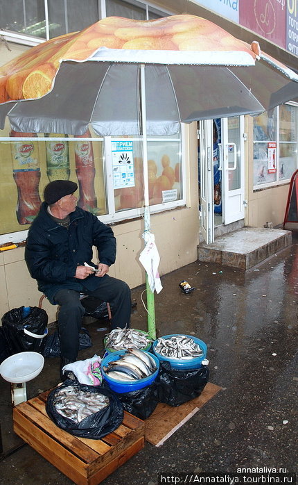 Мужчина, торгующей рыбкой из Азовского моря. Таганрог, Россия