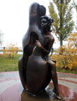 Памятник девушки, вылезающей из скрипки на набережной