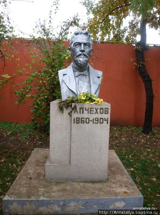 Памятник во дворе. Таганрог, Россия