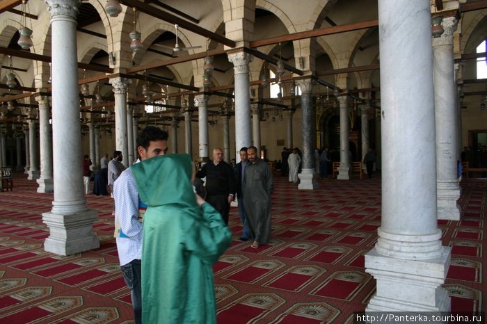 в мечети туристкам выдают такой вот бесформенный балахон Каир, Египет