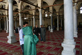 в мечети туристкам выдают такой вот бесформенный балахон