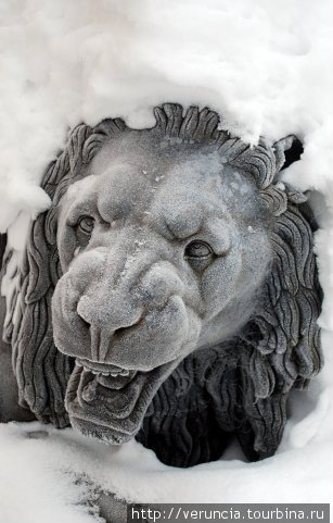 Под толщей снега прячутся не медведи, а львы! Петергоф, Россия