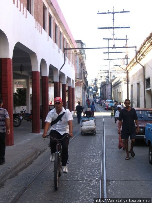 А закончилось мое странствие в Сантьяго-де-Куба — самом веселом и живом кубинском городе, откуда я снова убыла в Гавану и потом домой! :-)) Одна из Сантьягских улочек! Куба