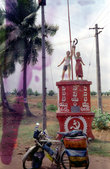 В Западной Бенгалии меня всё время «серп и молот» доставал, то есть на каждом дереве нарисован серп и молот. Видимо, там были сильны какие-то прокоммунистические партии...