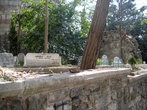 Старинное кладбище рядом со стеной