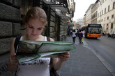 турист с картой на улицах Флоренции